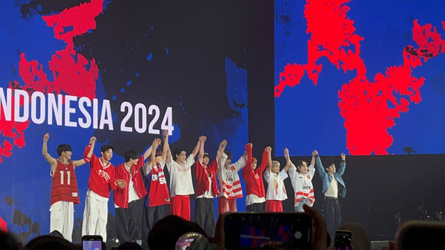 Penampilan Xiumin, Chen, dan xikers saat tampil di acara Saranghaeyo Indonesia 2024 yang digelar di Beach City International Stadium (BCIS) Ancol, Sabtu (4/5/2024). Foto: Ela Nurlaela/kumparan