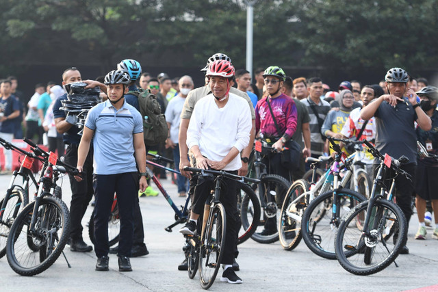 Presiden Joko Widodo bersepeda saat car free day (CFD) di Kawasan Bundaran HI, Jakarta, Minggu (5/5/2024). Foto: Kris/Biro Pers Sekretariat Presiden