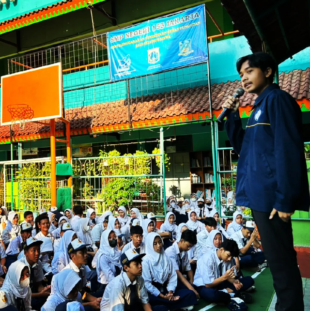 Penulis menyampaikan literasi tentang komersialisasi pendidikan dan bekal yang harus dipersiapkan menghadapi persaingan untuk mendapatkan Perguruan Tinggi Negeri (PTN) pada kegiatan Sharing Alumni di SMPN 153 Jakarta.