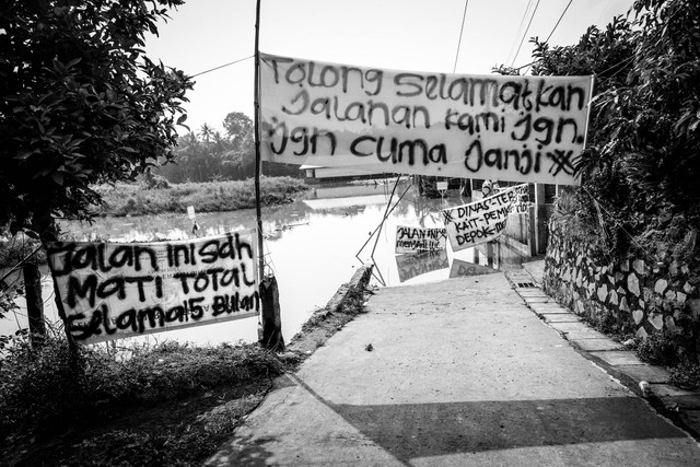 Bertuliskan Tuntutan: Spanduk bertuliskan tuntutan di Kampung Bulak Barat, Kota Depok. Foto: Iqbal Firdaus/kumparan