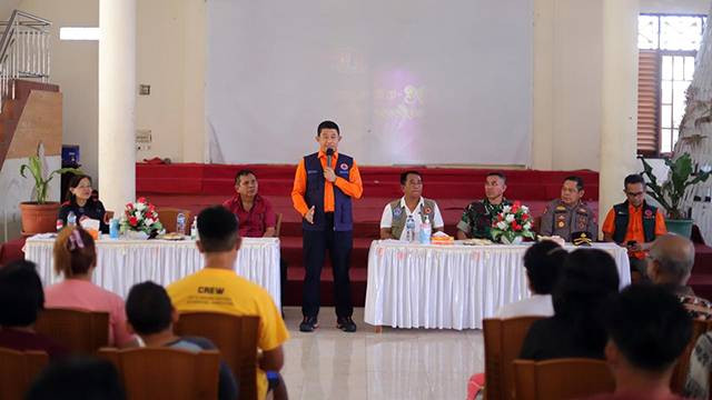 Kepala BNPB, Letjen TNI Suharyanto saat memberikan penjelasan kepada para pengungsi erupsi Gunung Ruang.
