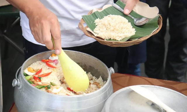 Makan nasi liwet enak di Bandung. Foto hanyalah ilustrasi bukan tempat sebenarnya. Sumber: Unsplash/Mufid Majnun