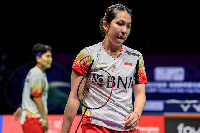 Ganda putri Indonesia Ribka Sugiarto dan Siti Fadia Silva Ramadhanti saat melawan ganda putri China Chen Qing Chen dan Jia Yi Fian dalam final Piala Uber 2024 di Chengdu Hi Tech Zone Sports Center Gymnasium, Chengdu, China, Minggu (5/5/2024). Foto: Galih Pradipta/ANTARA FOTO