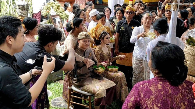 Rizky Febian dan Mahalini Raharja menjalani prosesi adat Mepamit pada Minggu (5/5/2024). Foto: Dok. Istimewa