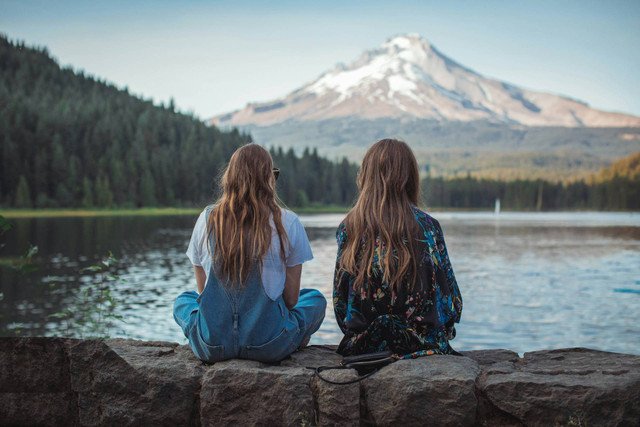 Duduk bersama sahabat (sumber: www.unsplash/Roberto Nickson)