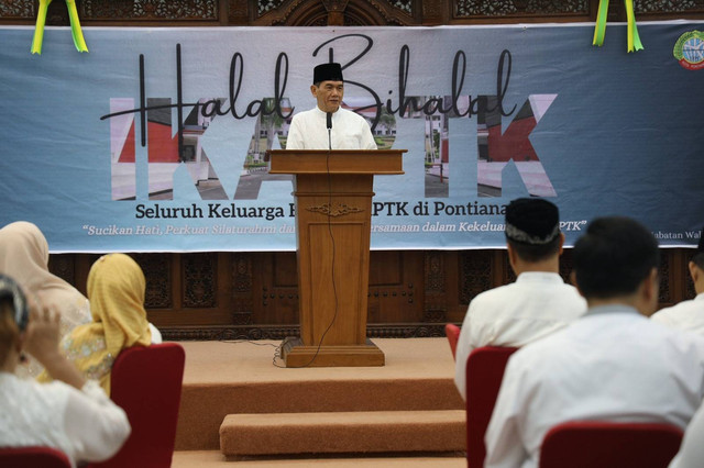 Pj Wali Kota Pontianak, Ani Sofian, memberikan sambutan di acara halalbihalal IKAPTK Pontianak. Foto: Dok. Prokopim Pemkot Pontianak