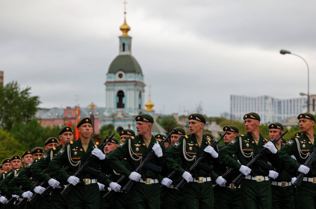 Anggota militer Rusia berbaris menuju Lapangan Merah sebelum latihan parade militer, yang menandai peringatan kemenangan atas Nazi Jerman dalam Perang Dunia Kedua, di pusat kota Moskow, Rusia (5/5/2024). Foto: Yulia Morozova/REUTERS