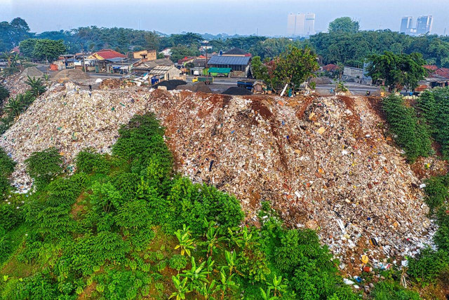 Ilustrasi Bencana Alam. Source: https://www.pexels.com/photo/slope-of-hill-covered-with-garbage-placed-near-town-in-daytime-5999547/