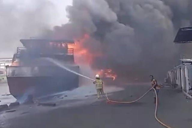 Sebuah kapal hangus terbakar di Jalan Dermaga Barat, Kelurahan Penjaringan, Kecamatan Penjaringan, Jakarta Utara, Minggu (5/5/2024) Foto: Dok. Istimewa