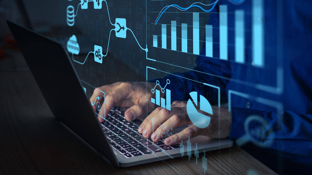 Data Scientist bekerja menggunakan Business Analytics dan Data Management System (sumber: shutterstock)