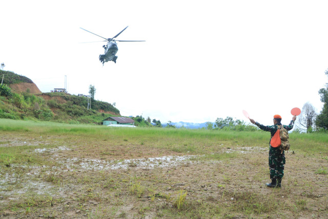 Helikopter Carakal H-225M TNI AU Berhasil Tembus Daerah Terisolir, Distribusikan Bantuan dan Evakuasi  Warga Korban Banjir dan Tanah Longsor di Kabupaten Luwu Foto: Dok. Istimewa