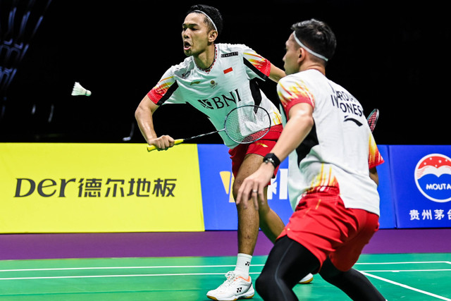 Pebulu tangkis ganda putra Indonesia Fajar Alfian (kiri) dan Muhammad Rian Ardianto (kanan) mengembalikan kok ke arah Liang Wei Keng dan Wang Chang dalam final Piala Thomas 2024 di Chengdu Hi Tech Zone Sports Chengdu, China, Minggu (5/5/2024). Foto: Galih Pradipta/ANTARA FOTO