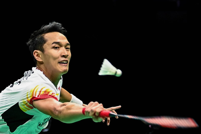 Pebulu tangkis tunggal putra Indonesia Jonatan Christie saat melawan pebulu tangkis China Li Shi Feng dalam final Piala Thomas 2024 di Chengdu Hi Tech Zone Sports Center Gymnasium, Chengdu, China, Minggu (5/5/2024). Foto: Galih Pradipta/ANTARA FOTO