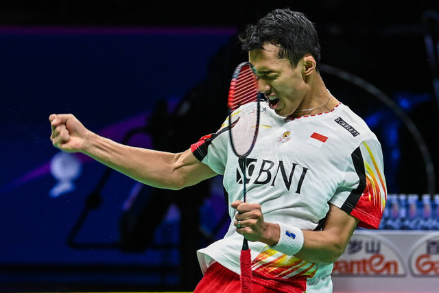 Pebulu tangkis tunggal putra Indonesia Jonatan Christie melakukan selebrasi usai menang melawan pebulu tangkis China Li Shi Feng dalam final Piala Thomas 2024 di Chengdu Hi Tech Zone Sports Center Gymnasium, Chengdu, China, Minggu (5/5/2024).  Foto: Galih Pradipta/ANTARA FOTO