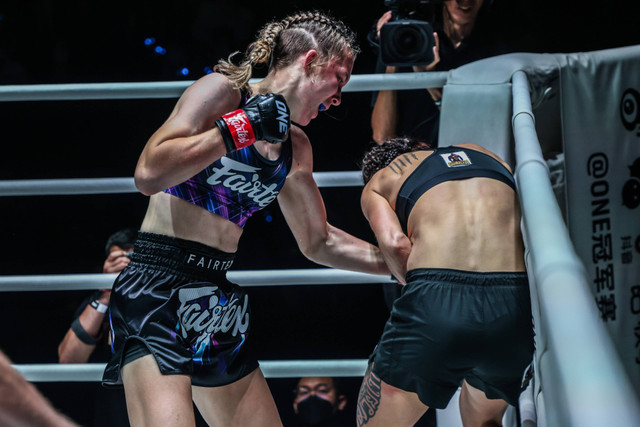 Smilla Sundell mendaratkan pukulan telah ke arah perut Natalia Diachkova dalam laga puncak ONE Fight Night 22 pada Sabtu (4/5/2024)