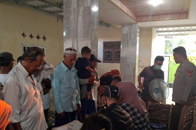 Ratusan warga keracunan massal di Karawang, Jawa Barat, Minggu (5/5/2024). Foto: Dok. Istimewa