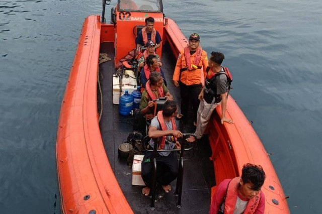 Kantor Badan Pertolongan dan Pencarian atau Basarnas Padang Sumatera Barat evakuasi pemancing yang terdampar di Pulau Pandan, Padang. Foto: Dok. Antara