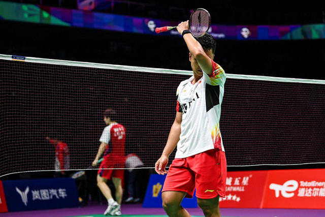 Tunggal putra Indonesia Anthony Sinisuka Ginting saat melawan tunggal putra China Shi Yu Qi dalam final Piala Thomas 2024 di Chengdu Hi Tech Zone Sports Center Gymnasium, Chengdu, China, Minggu (5/5/2024). Foto: Galih Pradipta/ANTARA FOTO