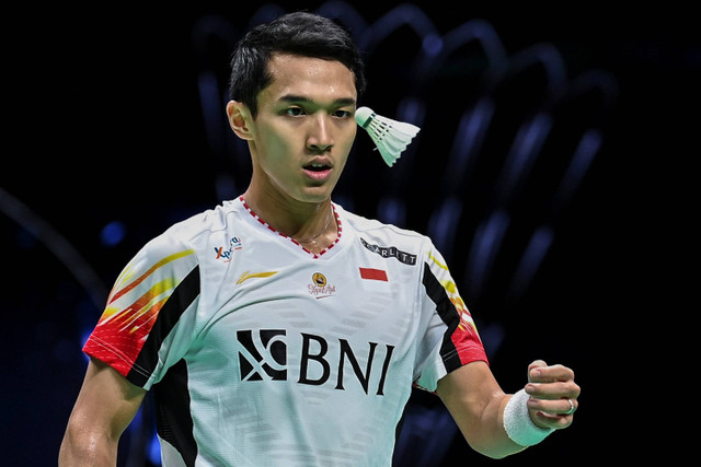 Tunggal putra Indonesia Jonatan Christie saat melawan pebulu tangkis China Li Shi Feng dalam final Piala Thomas 2024 di Chengdu Hi Tech Zone Sports Center Gymnasium, Chengdu, China, Minggu (5/5/2024). Foto: Galih Pradipta/ANTARA FOTO