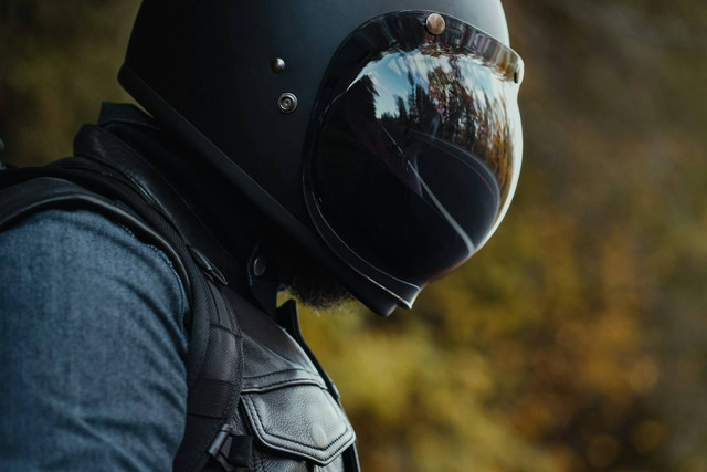Ilustrasi cara membersihkan visor helm. Foto: Unsplash