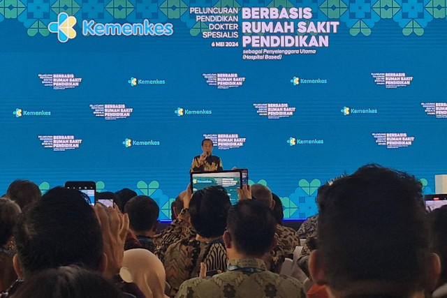 Presiden Joko Widodo dalam Peluncuran Pendidikan Dokter Spesialis Berbasis Rumah Sakit Pendidikan Penyelenggara Utama (RSP-PU) di RSAB Harapan Kita, Jakarta, Senin (6/5/2024). Foto: Nadia Riso/kumparan