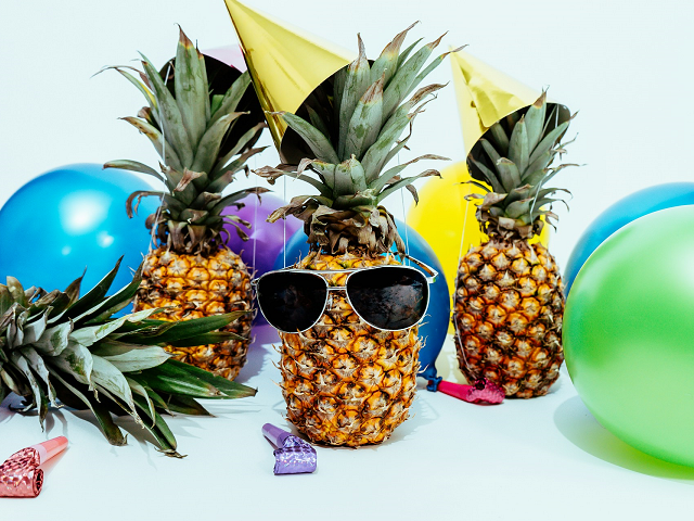 Ilustrasi tema farewell party. Sumber: unsplash.com/PineappleSupply.