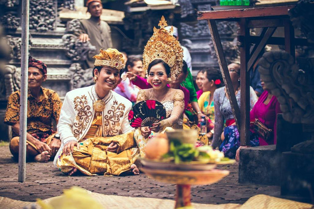 Ilustrasi rangkaian pernikahan adat Bali. Foto: unsplash