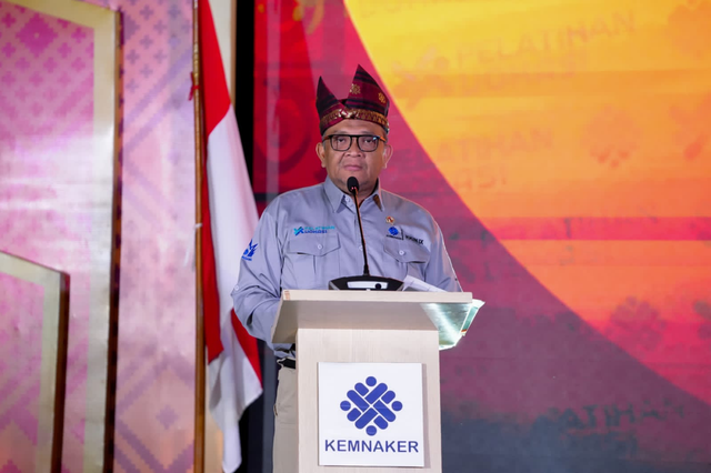 Wakil Menteri Ketenagakerjaan, Afriansyah Noor membuka Kompetensi Keterampilan Instruktur Nasional (KKIN) IX Tahun 2024 Tingkat Regional Wilayah Barat I di Padang, Minggu (5/5/2024). Foto: Dok. Kemnaker