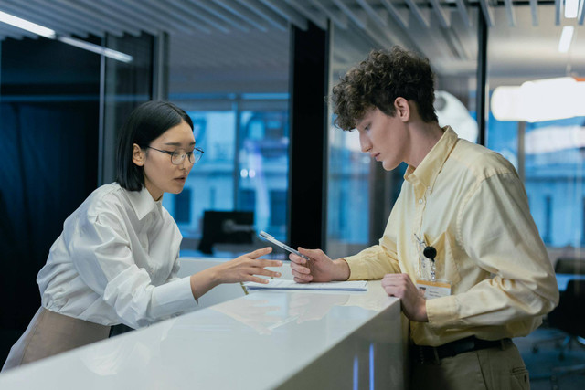 Informasi mengenai jam operasional dan jam istirahat bank BCA penting untuk diketahui oleh nasabah. Foto: Pexels.xom