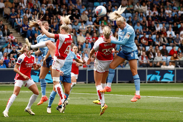 Manchester City melawan Arsenal pada pertandingan Women's Super League Stadion Akademi Manchester City, Manchester, Inggris, Minggu (5/5/2024). Foto: Jason Cairnduff/REUTERS