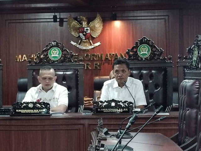 Konferensi pers MKD DPR RI terkait Brigadir Ridhal, anggota Satlantas Polresta Manado yang bunuh diri di dalam Alphard dengan pelat nomor DPR RI, Senin (6/5/2024). Foto: Zamachsyari/kumparan