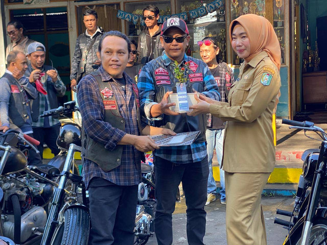 Klub motor BB 1% serahkan bibit pohon ke Kepala Dinas Pendidikan dan Kebudayaan Kalbar. Foto: Yulia Ramadhiyanti/Hi!Pontianak