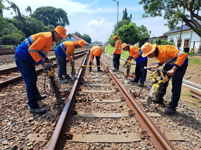 Para pekerja PT Kereta Api Indonesia Daop 3 Cirebon saat sedang melakukan pemeliharaan jalur kereta. Foto: dok.Humas Daop 3 Cirebon