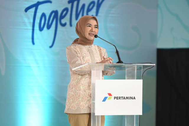 Direktur Utama Pertamina Nicke Widyawati memberikan sambutan pembukaan pada acara Kick Off Pertamina Goes To Campus di Aula Barat, Institut Teknologi Bandung, Jawa Barat pada Senin (6/5/2024). Foto: Dok. Pertamina