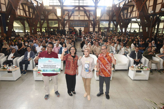 Direktur Utama Pertamina Nicke Widyawati bersama Rektor ITB Reini Wirahadikusumah melakukan sesi foto bersama saat acara Kick Off Pertamina Goes To Campus di Aula Barat, Institut Teknologi Bandung, Jawa Barat pada Senin (6/5/2024). Foto: Dok. Pertamina