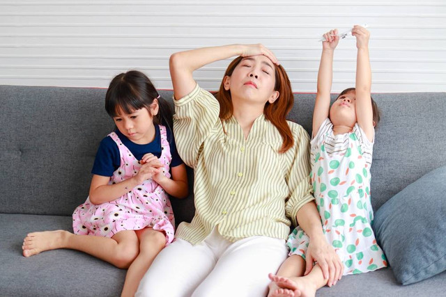 Ilustrasi ibu mengalami burnout saat mengurus anak. Foto: Shutterstock