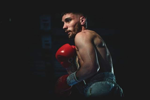 Ilustrasi latihan kardio boxing yang intens. Foto: Chris Kendall/Unsplash