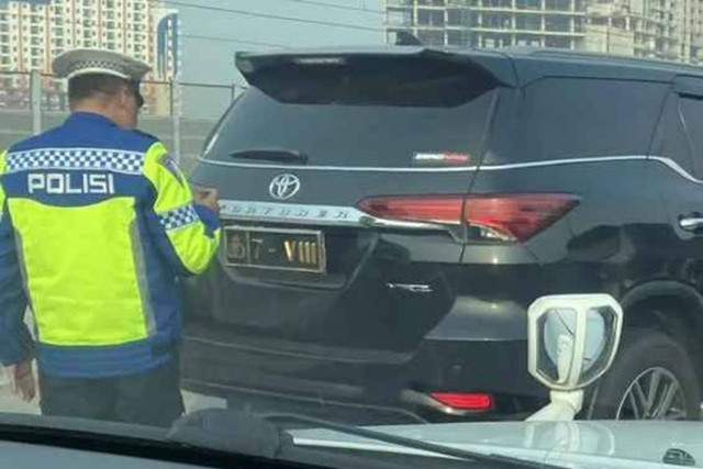 Fortuner berpelat Polri 7 - VIII yang menyebabkan kecelakaan di Tol MBZ usai ngebut di bahu jalan. Foto: Dok: Instagram @dashcam_owners_indonesia