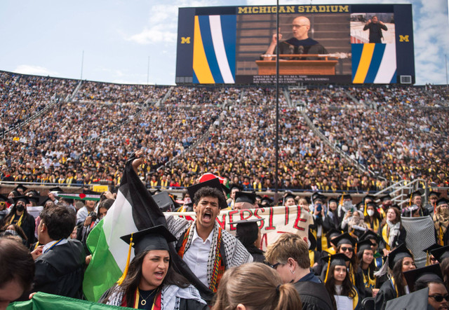 Rawan Antar, 21, tengah, bernyanyi untuk mendukung warga Palestina pada Upacara Pembukaan Musim Semi 2024 Universitas Michigan di Stadion Michigan di Ann Arbor, Michigan, pada hari Sabtu (4/5/2024). Foto: Katy Kildee/Detroit News via AP