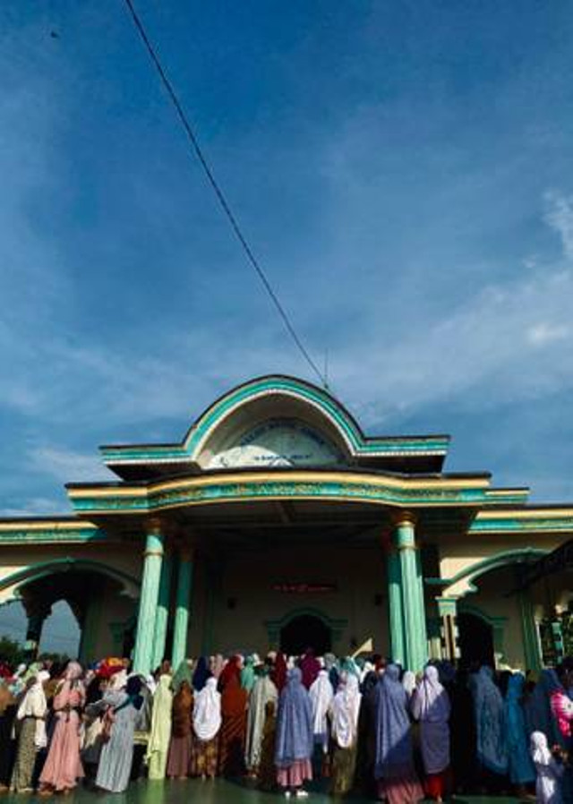 Suasana Halal Bihalal di Masjid Baitul Anwar (Sumber: Dokumentasi Pribadi)