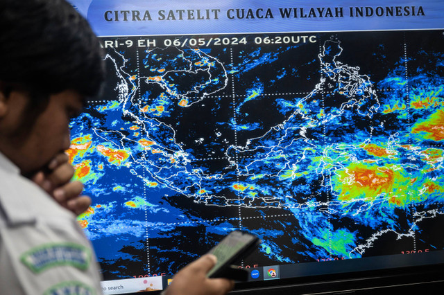 Petugas Badan Meteorologi, Klimatologi, dan Geofisika (BMKG) berada di dekat citra satelit cuaca di Kantor BMKG, Jakarta, Senin (6/5/2024). Foto: Aprillio Akbar/ANTARA FOTO