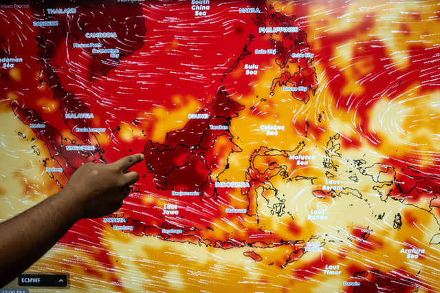 Petugas Badan Meteorologi, Klimatologi, dan Geofisika (BMKG) menunjukkan pantauan suhu udara di Kantor BMKG, Jakarta, Senin (6/5/2024). Foto: Aprilio Akbar/ANTARA FOTO