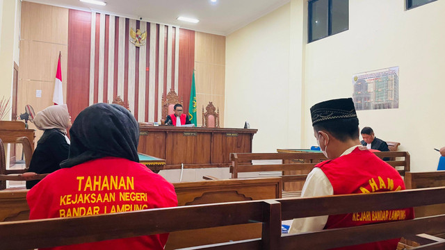 Terdakwa Selebgram Adelia Putri Salma dan Suaminya saat mengikuti proses sidang di Pengadilan Negeri Tanjung Karang, Senin (6/5) | Foto : Almuhtarom / Lampung Geh