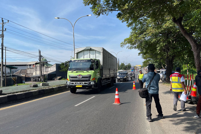 Kerusakan di jembatan Kali Babon di perbatasan Jalur Pantura Semarang - Demak. Foto: Intan Alliva Khansa/kumparan