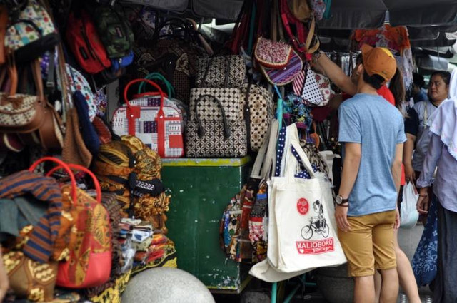 Ilustrasi wisatawan sedang belanja di Malioboro, Jogja. Foto: Shutterstock