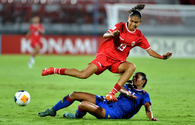 Pesepak bola Timnas Indonesia Putri U-17 Claudia Scheunemann (atas) dihadang pesepak bola Lauren Villasin (bawah) saat pertandingan Grup A Piala Asia Putri U-17 2024 di Stadion Kapten I Wayan Dipta Gianyar, Bali, Senin (6/5/2024). Foto: Fikri Yusuf/ANTARA FOTO