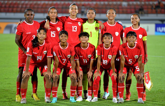 Pesepak bola Timnas Indonesia Putri U-17 berfoto sebelum pertandingan Grup A Piala Asia Putri U-17 2024 melawan Timnas Filipina Putri U-17 di Stadion Kapten I Wayan Dipta Gianyar, Bali, Senin (6/5/2024).  Foto: Fikri Yusuf/ANTARA FOTO