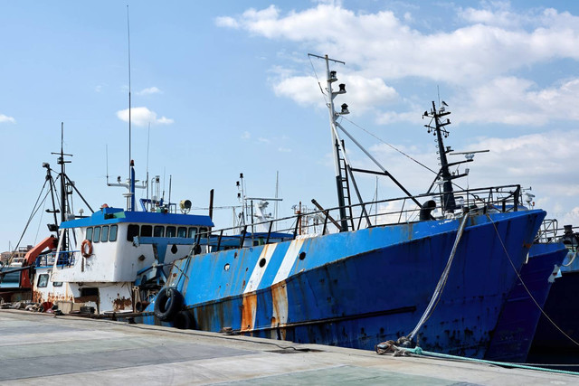 Senin, 6 Mei 2024. Foto oleh frimufilms pada website Freepik, https://www.freepik.com/free-photo/old-fishing-ship-port-evening_8269224.htm#fromView=search&page=1&position=4&uuid=64f17478-42f8-4a67-9c21-e0b8318d64f5