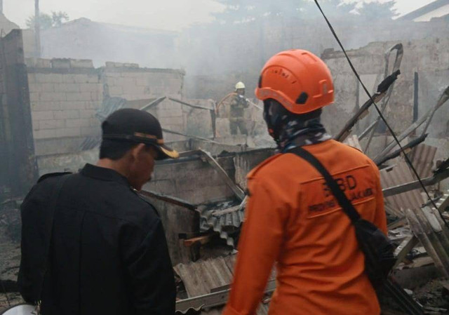 Bangunan semi permanen di Cengkareng, Jakbar, terbakar pada Selasa (7/5/2024). Dok. BPBD DKI Jakarta