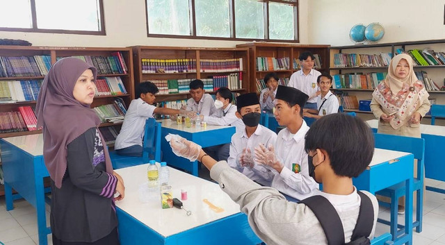 Pengabdian Fakultas Farmasi Universitas Ahmad Dahlan (UAD) di SMK Muhammadiyah Minggir Sleman (Dok. Istimewa)